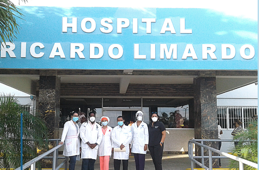 El director general de este centro de salud da la bienvenida a los nuevos Internos.
