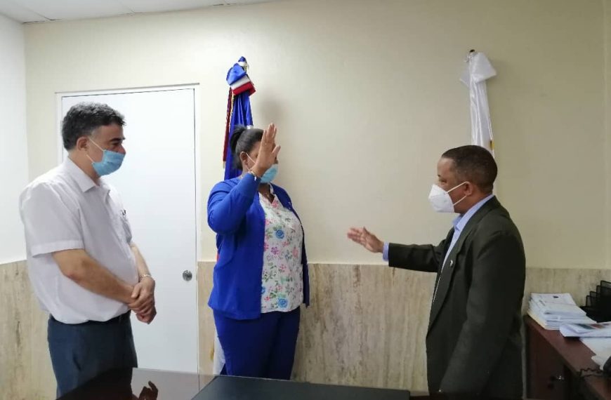 El director del Hospital Ricardo Limardo jurament&oacute; la coordinadora de Im&aacute;genes.