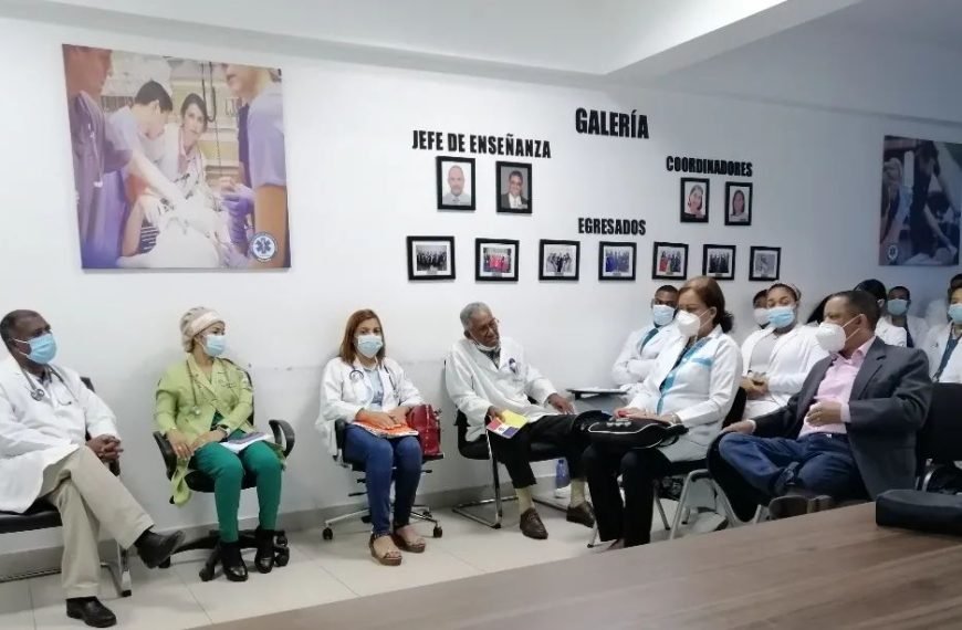 El director del Hospital Provincial Ricardo Limardo participa de entrega de guardia.