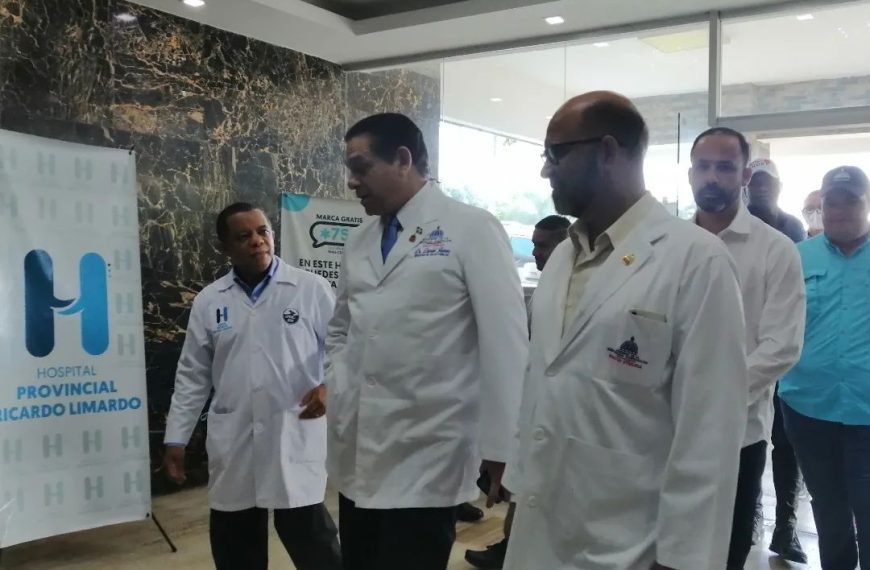 Ministro Dr. Daniel Rivera recorri&oacute; el Hospital Ricardo Limardo.
