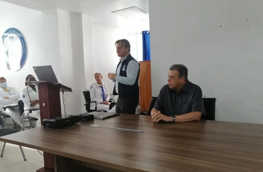 Doctor Manuel Lora Perell&oacute;, y el Dr. Gerson Mota visita el Hospital Ricardo Limardo.
