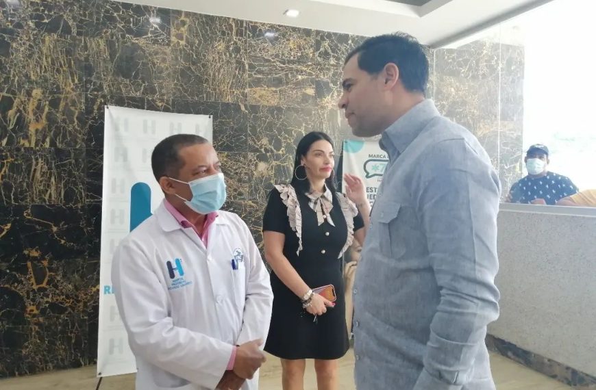 Roberto &Aacute;ngel Salcedo recorre el Hospital Ricardo Limardo.