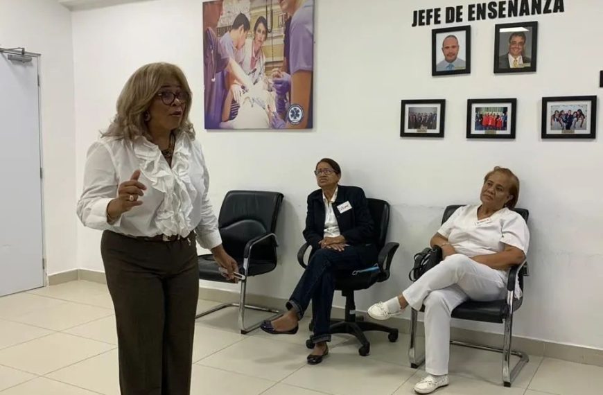 Colaboradores del Hospital Ricardo Liamrdo participan de taller Inteligencia Emociona.