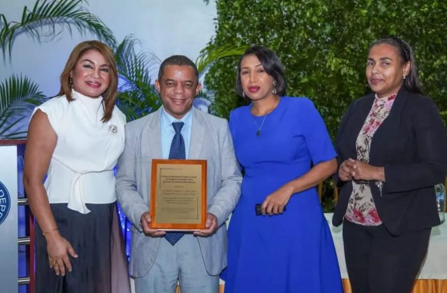 Unidad de Hemodi&aacute;lisis del Hospital Ricardo Limardo recibe reconocimiento por Calidad y Humanizaci&oacute;n en sus servicios
