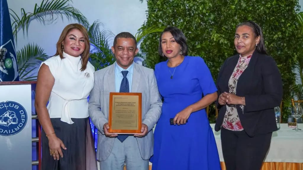 Read more about the article Unidad de Hemodiálisis del Hospital Ricardo Limardo recibe reconocimiento por Calidad y Humanización en sus servicios