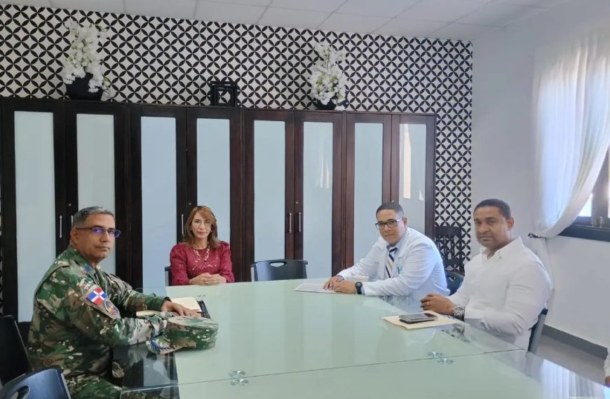 Director Johnny Hern&aacute;ndez se re&uacute;ne con gobernadora de Puerto Plata.
