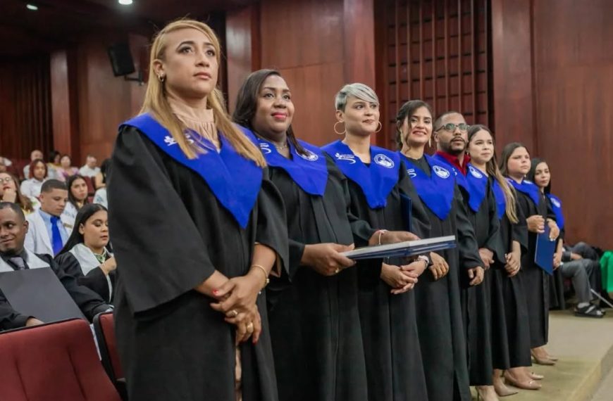 Hospital Ricardo Limardo celebra graduaci&oacute;n de residencias m&eacute;dicas 2024-2025